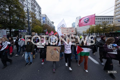  05.10.2025 WARSZAWA <br />
DEMONSTRACJA DLA PALESTYNY W WARSZAWIE<br />
N/Z PROTESTUJACY BANER<br />
 