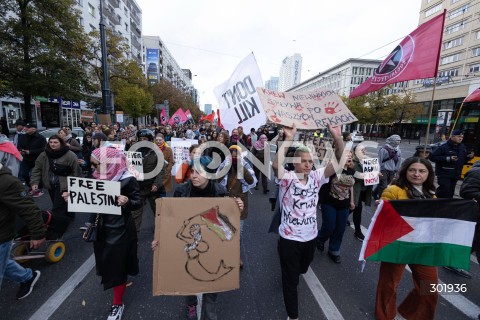  05.10.2025 WARSZAWA <br />
DEMONSTRACJA DLA PALESTYNY W WARSZAWIE<br />
N/Z PROTESTUJACY BANER<br />
 