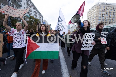  05.10.2025 WARSZAWA <br />
DEMONSTRACJA DLA PALESTYNY W WARSZAWIE<br />
N/Z PROTESTUJACY BANER FLAGA PALESTYNY<br />
 