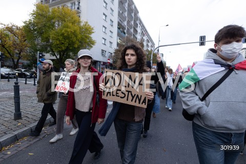  05.10.2025 WARSZAWA <br />
DEMONSTRACJA DLA PALESTYNY W WARSZAWIE<br />
N/Z PROTESTUJACY BANER<br />
 