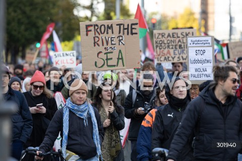  05.10.2025 WARSZAWA <br />
DEMONSTRACJA DLA PALESTYNY W WARSZAWIE<br />
N/Z PROTESTUJACY BANER<br />
 