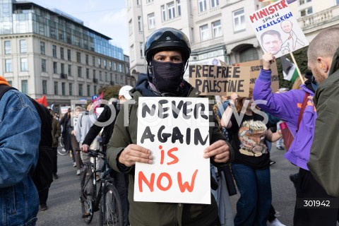  05.10.2025 WARSZAWA <br />
DEMONSTRACJA DLA PALESTYNY W WARSZAWIE<br />
N/Z PROTESTUJACY BANER<br />
 