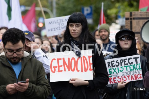  05.10.2025 WARSZAWA <br />
DEMONSTRACJA DLA PALESTYNY W WARSZAWIE<br />
N/Z PROTESTUJACY BANER<br />
 