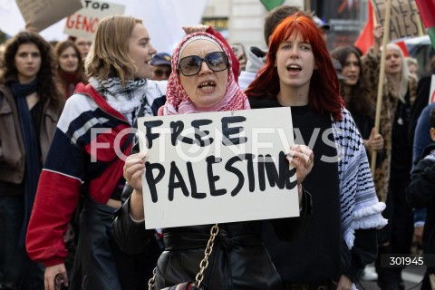  05.10.2025 WARSZAWA <br />
DEMONSTRACJA DLA PALESTYNY W WARSZAWIE<br />
N/Z PROTESTUJACY BANER<br />
 