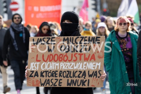  05.10.2025 WARSZAWA <br />
DEMONSTRACJA DLA PALESTYNY W WARSZAWIE<br />
N/Z PROTESTUJACY BANER<br />
 