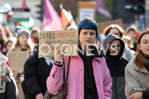  05.10.2025 WARSZAWA <br />
DEMONSTRACJA DLA PALESTYNY W WARSZAWIE<br />
N/Z PROTESTUJACY BANER<br />
 