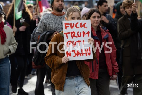  05.10.2025 WARSZAWA <br />
DEMONSTRACJA DLA PALESTYNY W WARSZAWIE<br />
N/Z PROTESTUJACY BANER<br />
 