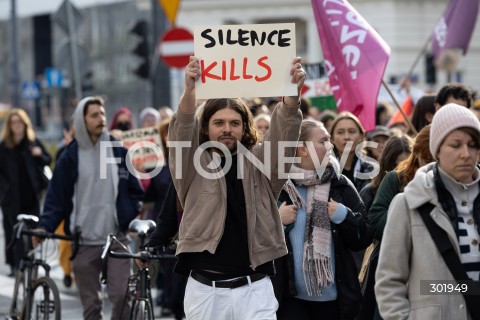  05.10.2025 WARSZAWA <br />
DEMONSTRACJA DLA PALESTYNY W WARSZAWIE<br />
N/Z PROTESTUJACY BANER<br />
 