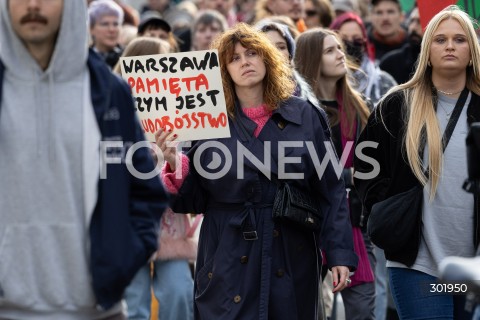  05.10.2025 WARSZAWA <br />
DEMONSTRACJA DLA PALESTYNY W WARSZAWIE<br />
N/Z PROTESTUJACY BANER<br />
 