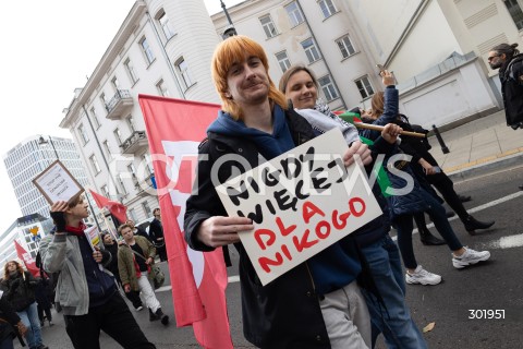 05.10.2025 WARSZAWA <br />
DEMONSTRACJA DLA PALESTYNY W WARSZAWIE<br />
N/Z PROTESTUJACY BANER<br />
 