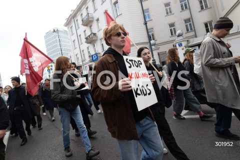  05.10.2025 WARSZAWA <br />
DEMONSTRACJA DLA PALESTYNY W WARSZAWIE<br />
N/Z PROTESTUJACY BANER<br />
 