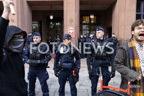  05.10.2025 WARSZAWA <br />
DEMONSTRACJA DLA PALESTYNY W WARSZAWIE<br />
N/Z PROTESTUJACY POLICJA POD MINISTERSTWEM SPRAW ZAGRANICZNYCH<br />
 