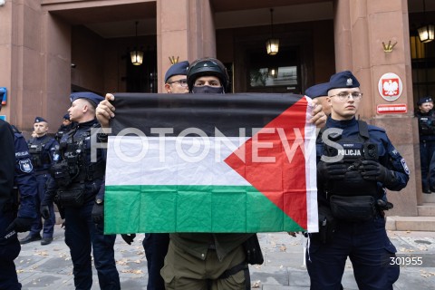  05.10.2025 WARSZAWA <br />
DEMONSTRACJA DLA PALESTYNY W WARSZAWIE<br />
N/Z PROTESTUJACY Z FLAGA PALESTYNY POD MINISTERSTWEM SPRAW ZAGRANICZNYCH <br />
 