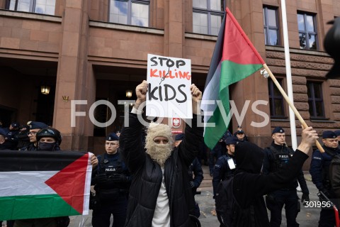  05.10.2025 WARSZAWA <br />
DEMONSTRACJA DLA PALESTYNY W WARSZAWIE<br />
N/Z PROTESTUJACY Z BANEREM POD MINISTERSTWEM SPRAW ZAGRANICZNYCH <br />
 