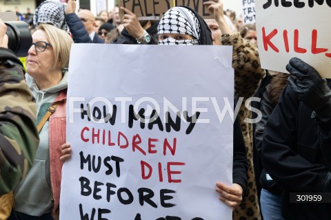  05.10.2025 WARSZAWA <br />
DEMONSTRACJA DLA PALESTYNY W WARSZAWIE<br />
N/Z PROTESTUJACY Z BANEREM POD MINISTERSTWEM SPRAW ZAGRANICZNYCH <br />
 