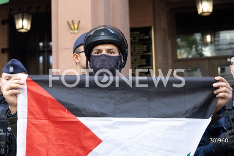  05.10.2025 WARSZAWA <br />
DEMONSTRACJA DLA PALESTYNY W WARSZAWIE<br />
N/Z PROTESTUJACY Z FLAGA PALESTYNY POD MINISTERSTWEM SPRAW ZAGRANICZNYCH <br />
 