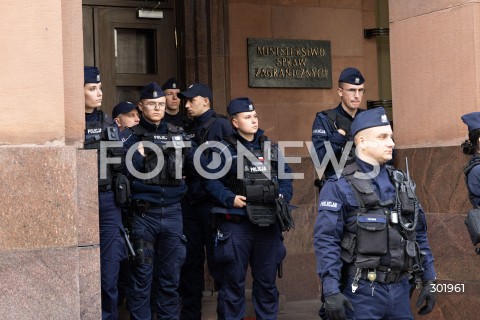  05.10.2025 WARSZAWA <br />
DEMONSTRACJA DLA PALESTYNY W WARSZAWIE<br />
N/Z POLICJA POD MINISTERSTWEM SPRAW ZAGRANICZNYCH<br />
 