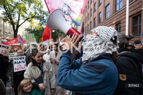  05.10.2025 WARSZAWA <br />
DEMONSTRACJA DLA PALESTYNY W WARSZAWIE<br />
N/Z PROTESTUJACY Z MEGAFONEM<br />
 