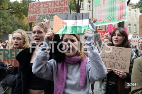  05.10.2025 WARSZAWA <br />
DEMONSTRACJA DLA PALESTYNY W WARSZAWIE<br />
N/Z PROTESTUJACY Z BANEREM POD MINISTERSTWEM SPRAW ZAGRANICZNYCH <br />
 