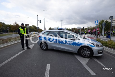  05.10.2025 WARSZAWA <br />
DEMONSTRACJA DLA PALESTYNY W WARSZAWIE<br />
N/Z POLICJA KIERUJACA RUCHEM<br />
 