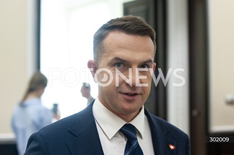  14.10.2025 WARSZAWA<br />
POSIEDZENIE RADY MINISTROW<br />
N/Z ADAM SZLAPKA<br />
 