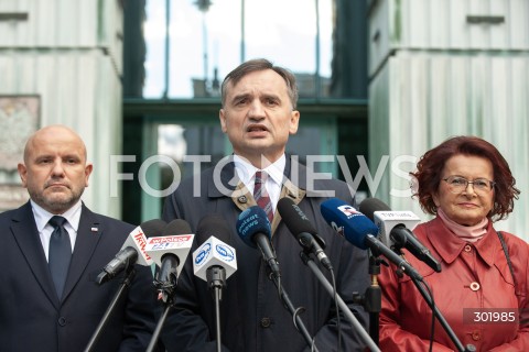  14.10.2025 WARSZAWA<br />
KONFERENCJA POSLOW PIS<br />
N/Z ZBIGNIEW ZIOBRO MARIUSZ GOSEK MARIA KUROWSKA<br />
 