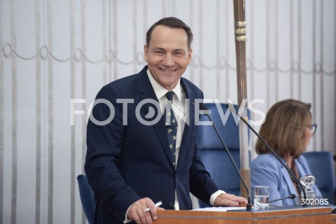 Minister spraw zagranicznych Radosław Sikorski w Senacie w Warszawie