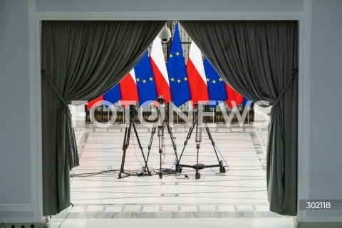  17.10.2025 WARSZAWA SEJM <br />
POSIEDZENIE SEJMU RP<br />
N/Z KORYTARZ SEJMOWY MIKROFONY STATYWY MEDIA <br />
FOT. MARCIN BANASZKIEWICZ / FOTONEWS  