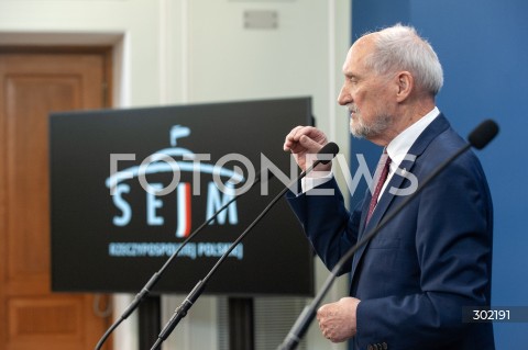  20.10.2025 WARSZAWA<br />
KONFERENCJA ANTONIEGO MACIEREWICZA<br />
N/Z ANTONI MACIEREWICZ<br />
 