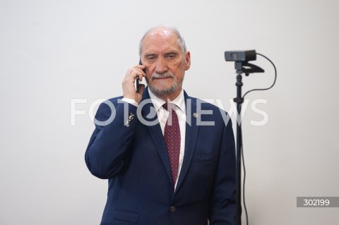  20.10.2025 WARSZAWA<br />
KONFERENCJA ANTONIEGO MACIEREWICZA<br />
N/Z ANTONI MACIEREWICZ<br />
 