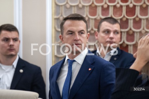  21.10.2025 WARSZAWA<br />
POSIEDZENIE RADY MINISTROW<br />
N/Z ADAM SZLAPKA<br />
 