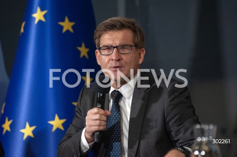  26.10.2025 WARSZAWA<br />
DEBATA DEMOKRACJA ROWNYCH SZANS<br />
N/Z MARCIN PIATKOWSKI<br />
 