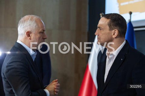  26.10.2025 WARSZAWA<br />
DEBATA DEMOKRACJA ROWNYCH SZANS<br />
N/Z RADOSLAW SIKORSKI GRZEGORZ NAPIERALSKI<br />
 