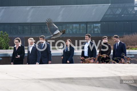  26.10.2025 WARSZAWA<br />
DEBATA DEMOKRACJA ROWNYCH SZANS<br />
N/Z PREMIER DONALD TUSK RAFAL TRZASKOWSKI MONIKA WIELICHOWSKA MARTA WACHOWICZ RAFAL MODRZEWSKI SLAWOSZ UZNANSKI WISNIEWSKI GRZEGORZ BRONA<br />
 