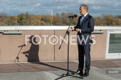  26.10.2025 WARSZAWA<br />
DEBATA DEMOKRACJA ROWNYCH SZANS<br />
N/Z PREMIER DONALD TUSK CIEN <br />
 