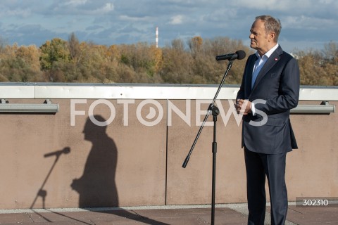  26.10.2025 WARSZAWA<br />
DEBATA DEMOKRACJA ROWNYCH SZANS<br />
N/Z PREMIER DONALD TUSK CIEN <br />
 