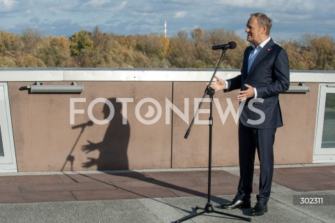  26.10.2025 WARSZAWA<br />
DEBATA DEMOKRACJA ROWNYCH SZANS<br />
N/Z PREMIER DONALD TUSK CIEN <br />
 