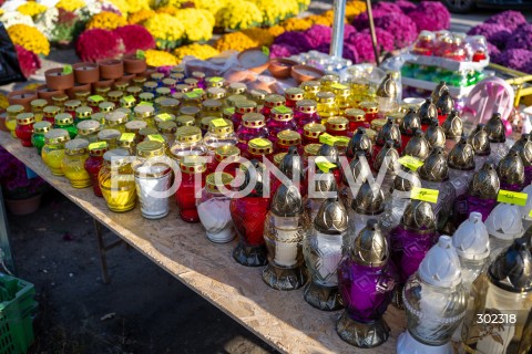  31.10.2025 WARSZAWA<br />
CMENTARZ TARCHOMINSKI<br />
N/Z ZNICZE<br />
FOT. MARCIN BANASZKIEWICZ / FOTONEWS  