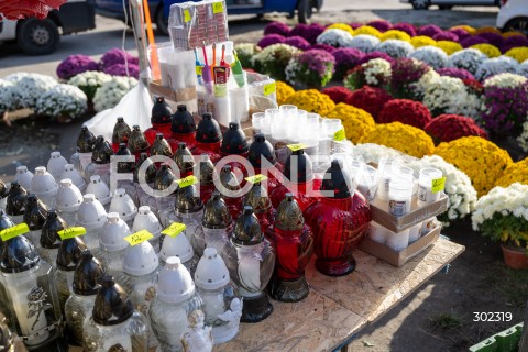  31.10.2025 WARSZAWA<br />
CMENTARZ TARCHOMINSKI<br />
N/Z ZNICZE<br />
FOT. MARCIN BANASZKIEWICZ / FOTONEWS  