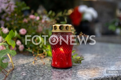  31.10.2025 WARSZAWA<br />
CMENTARZ TARCHOMINSKI<br />
N/Z ZNICZ<br />
FOT. MARCIN BANASZKIEWICZ / FOTONEWS  