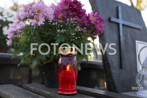  31.10.2025 WARSZAWA<br />
CMENTARZ TARCHOMINSKI<br />
N/Z ZNICZ<br />
FOT. MARCIN BANASZKIEWICZ / FOTONEWS  