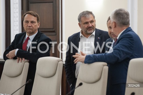  04.11.2025 WARSZAWA<br />
POSIEDZENIE RADY MINISTROW<br />
N/Z RADOSLAW SIKORSKI WALDEMAR ZUREK<br />
 