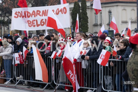  WARSZAWA 11.11.2025<br />
OBCHODY NARODOWEGO SWIETA NIEPODLEGLOSCI W WARSZAWIE<br />
NZ. PUBLICZNOSC Z FLAGAMI<br />
FOT. ANTONI BYSZEWSKI/FOTONEWS 