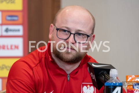  11.11.2025 WARSZAWA<br />
KONFERENCJA PRASOWA REPREZENTACJI POLSKI PILKARZY<br />
N/Z EMIL KOPANSKI<br />
FOT. MARCIN BANASZKIEWICZ / FOTONEWS  