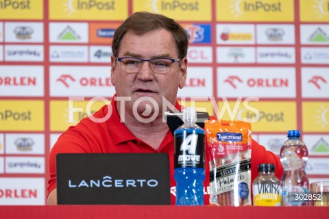  11.11.2025 WARSZAWA<br />
KONFERENCJA PRASOWA REPREZENTACJI POLSKI PILKARZY<br />
N/Z JAN URBAN<br />
FOT. MARCIN BANASZKIEWICZ / FOTONEWS  