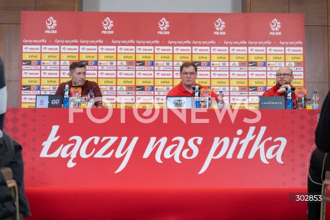  11.11.2025 WARSZAWA<br />
KONFERENCJA PRASOWA REPREZENTACJI POLSKI PILKARZY<br />
N/Z ROBERT LEWANDOWSKI JAN URBAN EMIL KOPANSKI<br />
FOT. MARCIN BANASZKIEWICZ / FOTONEWS  
