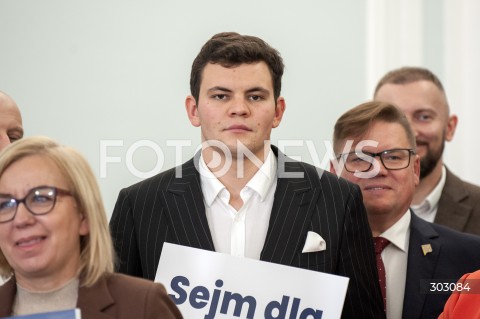  13.11.2025 WARSZAWA SEJM <br />
DZIEN W SEJMIE<br />
N/Z ADAM GOMOLA<br />
 