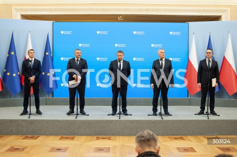  17.11.2025 WARSZAWA<br />
KONFERENCJA W KPRM<br />
N/Z MARCIN KIERWINSKI WALDEMAR ZUREK TOMASZ SIEMONIAK DARIUSZ KLIMCZAK ADAM SZLAPKA<br />
 