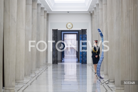  21.11.2025 WARSZAWA SEJM <br />
POSIEDZENIE SEJMU RP<br />
N/Z SEJM KORYTARZ STRAZ MARSZALKOWSKA FUNKCJONARIUSZKA STRAZY MARSZALKOWSKIEJ<br />
FOT. MARCIN BANASZKIEWICZ / FOTONEWS  