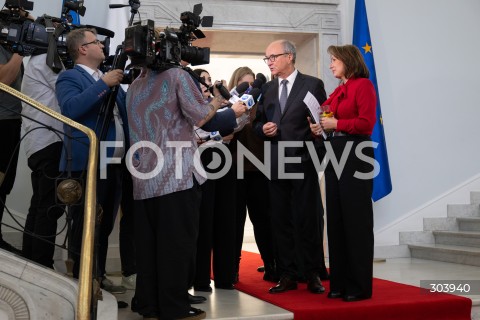  19.12.2025 WARSZAWA SEJM <br />DZIEN W SEJMIE<br />N/Z WLODZIMIERZ CZARZASTY MONIKA WIELICHOWSKA DZIENNIKARZE MEDIA <br /> 